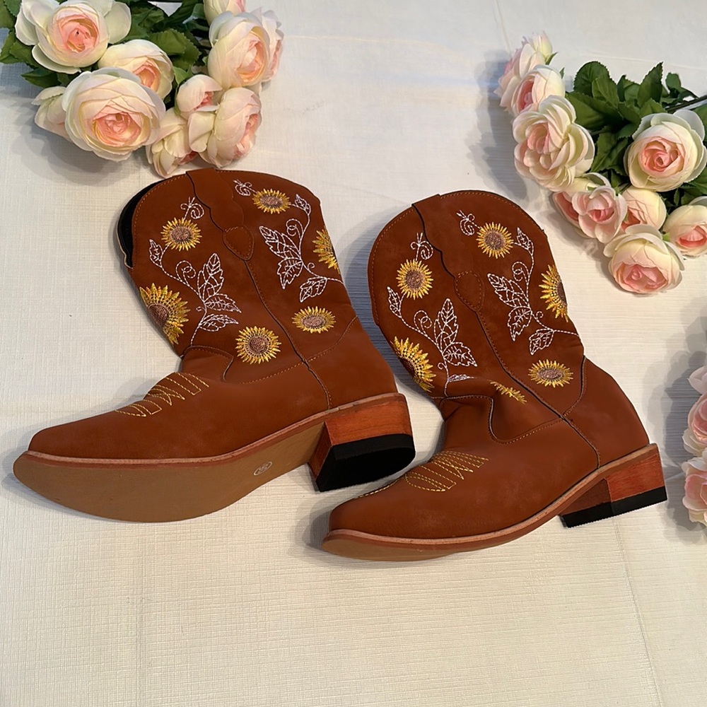 NWOT Sunflower Cowboy Boots